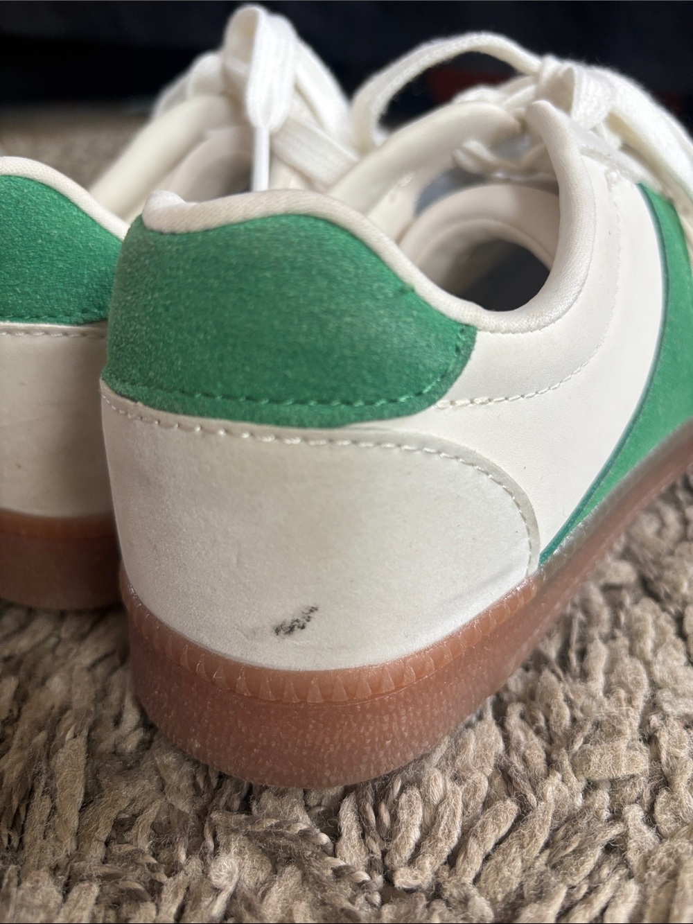 No Boundaries White and Green Low-Top Sneakers - Picture 7 of 10